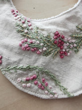 Indlæs billede til gallerivisning Savlesmæk - Broderet pastelblomster og grene

