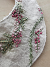 Indlæs billede til gallerivisning Savlesmæk - Broderet pastelblomster og grene
