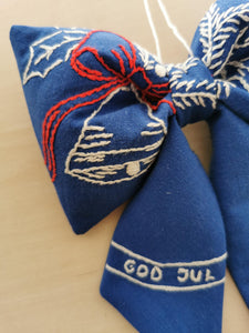 Sløjfe - blåt med broderet klokke og "God Jul"