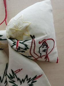 Sløjfe - råhvid med broderede nisser der pynter juletræ