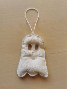 Spøgelse - hvid broderie anglaise