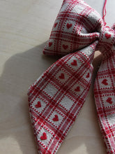 Indlæs billede til gallerivisning Sløjfe - rød/hvide tern med hjerter
