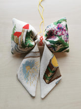 Indlæs billede til gallerivisning Sløjfe - hvid- blomster og kirke
