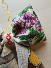 Indlæs billede til gallerivisning Sløjfe - hvid- blomster og kirke
