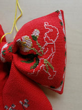 Indlæs billede til gallerivisning Sløjfe - rød - nisse med juleroser
