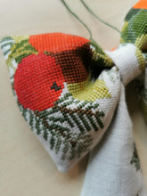 Indlæs billede til gallerivisning Sløjfe - broderet gran og appelsiner
