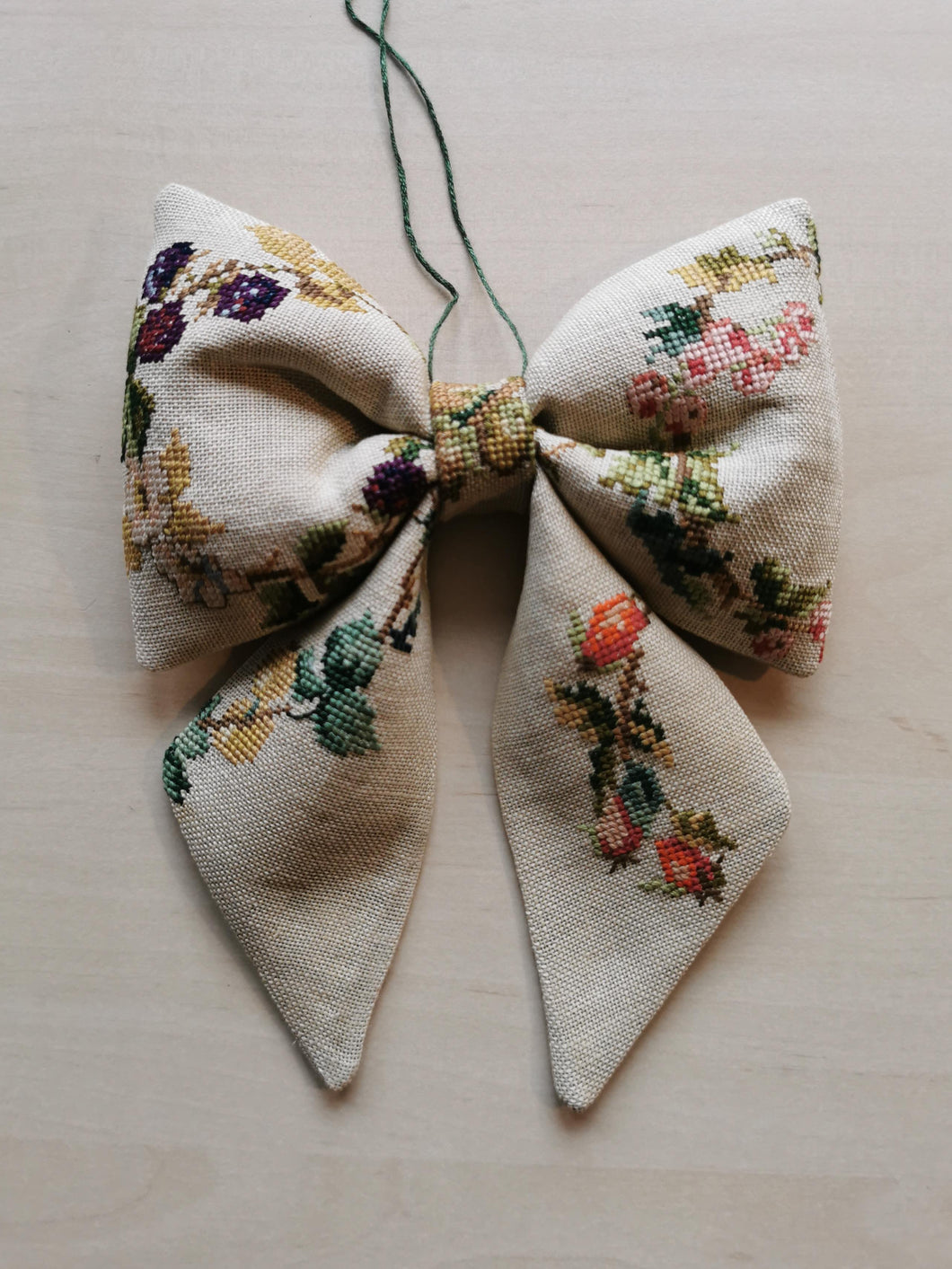 Sløjfe - broderede brombær og ribs