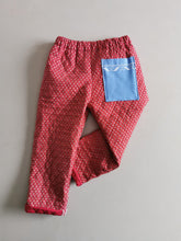 Indlæs billede til gallerivisning Bukser, quiltede røde med blå lomme str. 98-104
