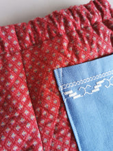 Indlæs billede til gallerivisning Bukser, quiltede røde med blå lomme str. 98-104
