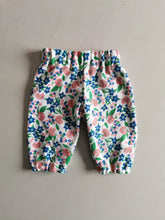 Indlæs billede til gallerivisning Ballon Bukser - blomstret jersey med broderet lomme - str. 62
