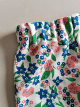 Indlæs billede til gallerivisning Ballon Bukser - blomstret jersey med broderet lomme - str. 62
