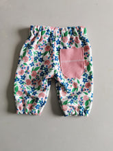 Indlæs billede til gallerivisning Ballon Bukser - blomstret jersey med broderet lomme - str. 62
