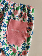 Indlæs billede til gallerivisning Ballon Bukser - blomstret jersey med broderet lomme - str. 62
