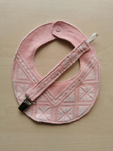 Indlæs billede til gallerivisning suttesnor - lyserød med hvidt håndbroderi
