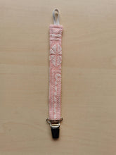 Indlæs billede til gallerivisning suttesnor - lyserød med hvidt håndbroderi
