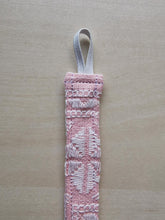 Indlæs billede til gallerivisning suttesnor - lyserød med hvidt håndbroderi
