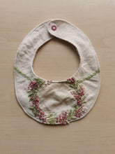 Indlæs billede til gallerivisning Savlesmæk - Råhvidt hør med rosa og grønne broderier
