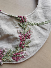 Indlæs billede til gallerivisning Savlesmæk - Råhvidt hør med rosa og grønne broderier
