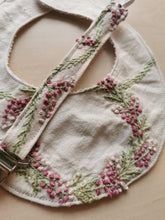 Indlæs billede til gallerivisning suttesnor - råhvidt hør med grønne og rosa broderier
