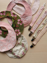 Indlæs billede til gallerivisning suttesnor - råhvidt hør med grønne og rosa broderier
