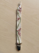 Indlæs billede til gallerivisning suttesnor - råhvidt hør med grønne og rosa broderier
