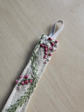 Indlæs billede til gallerivisning suttesnor - råhvidt hør med grønne og rosa broderier
