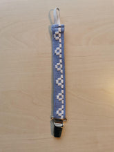 Indlæs billede til gallerivisning suttesnor - lyseblå med hvidt broderi
