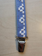 Indlæs billede til gallerivisning suttesnor - lyseblå med hvidt broderi
