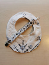 Indlæs billede til gallerivisning suttesnor - hvid med blå broderier
