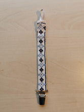 Indlæs billede til gallerivisning suttesnor - hvid med blå broderier
