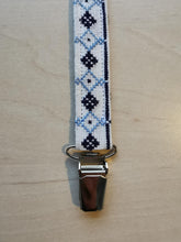 Indlæs billede til gallerivisning suttesnor - hvid med blå broderier
