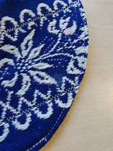 Indlæs billede til gallerivisning Savlesmæk - blå med hvide vævninger (obs: lille plet)
