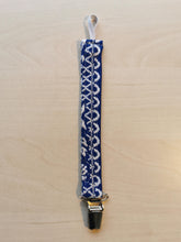 Indlæs billede til gallerivisning suttesnor - blå med hvid vævning
