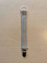 Indlæs billede til gallerivisning suttesnor - grå med hvidt broderi
