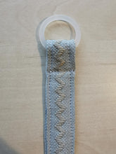 Indlæs billede til gallerivisning suttesnor - grå med hvidt broderi
