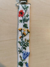 Indlæs billede til gallerivisning suttesnor - hvid med broderede blomster
