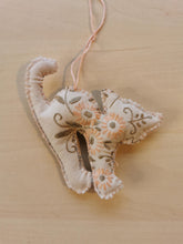 Indlæs billede til gallerivisning Fastelavnskat - rosa med blomsterbroderier
