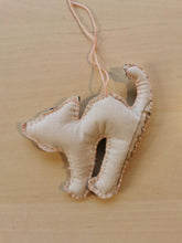 Indlæs billede til gallerivisning Fastelavnskat - rosa med blomsterbroderier
