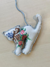 Indlæs billede til gallerivisning Fastelavnskat - farverige broderier
