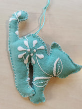 Indlæs billede til gallerivisning Fastelavnskat - mintgrøn med hvidt broderi
