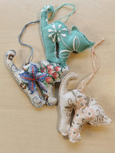 Indlæs billede til gallerivisning Fastelavnskat - mintgrøn med hvidt broderi
