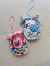 Indlæs billede til gallerivisning Håndbroderet påskeæg med sløjfe - lyseblåt
