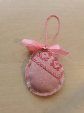Indlæs billede til gallerivisning Håndbroderet påskeæg med sløjfe - lyserødt
