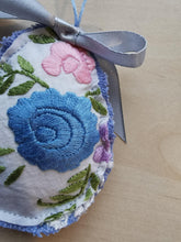 Indlæs billede til gallerivisning Håndbroderet påskeæg med sløjfe - lyseblåt
