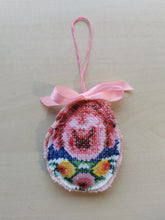Indlæs billede til gallerivisning Håndbroderet påskeæg med sløjfe - lyserødt
