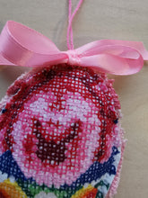 Indlæs billede til gallerivisning Håndbroderet påskeæg med sløjfe - lyserødt
