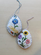 Indlæs billede til gallerivisning Håndbroderet påskeæg - Markblomster
