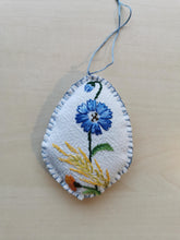 Indlæs billede til gallerivisning Håndbroderet påskeæg - kornblomst og aks
