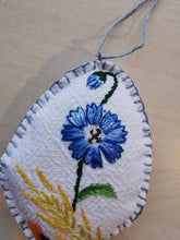 Indlæs billede til gallerivisning Håndbroderet påskeæg - kornblomst og aks
