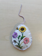 Indlæs billede til gallerivisning Håndbroderet påskeæg - Markblomster
